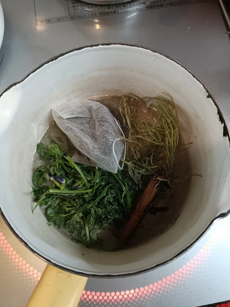 カラスノエンドウをスパイスと一緒に煮てチャイにする